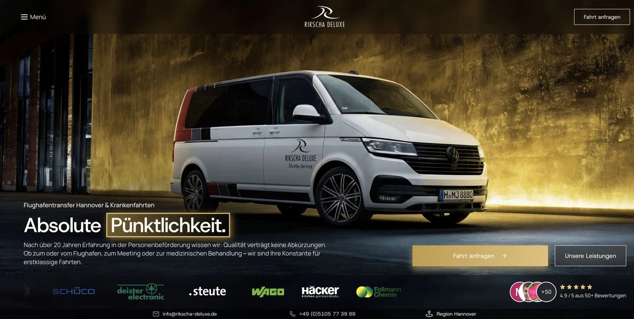 Webseite eines Fahrdienstes mit Fahrzeugmotiv in Schwarz und Gold